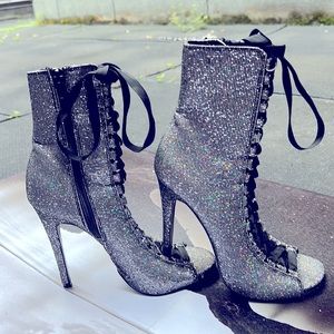 Steve Madden- hot hot hot Silver Fever heeled boots/booties -